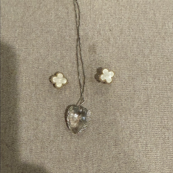 Elegant Silver Pendant Necklace - Picture 1 of 4